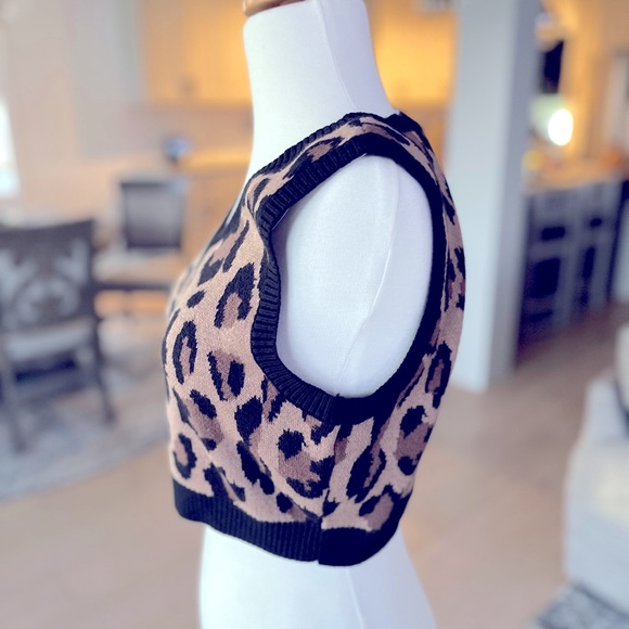 Social Tourist sleeveless crop top - Picture 6 of 6